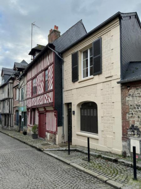 Maison de ville proche du port au cœur du Carré des Arts de Honfleur